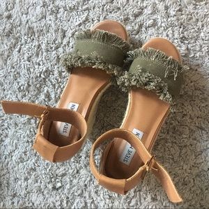 Nearly new! The shoe is in a very good condition.